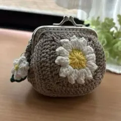 ハンドメイド　かぎ編みがま口ポーチ　グラニースクエア　モチーフ編みベージュ