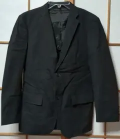 黒のテーラードジャケット