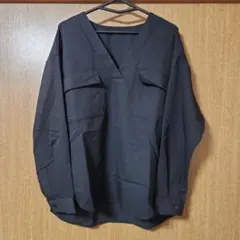 黒のVネック長袖シャツ