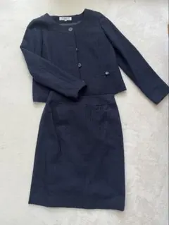 ナチュラルビューティーベーシック　ネイビー スカートスーツ ボタン付きジャケット