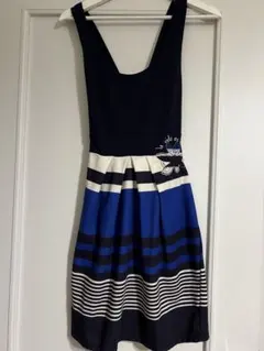 ノースリーブひざ丈ワンピース ネイビーと青のストライプ