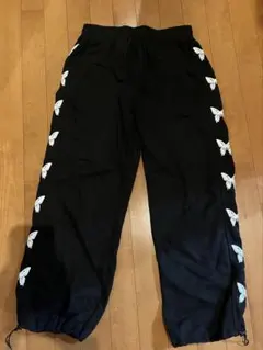 蝶刺繍 リラックスフィット 黒パンツ