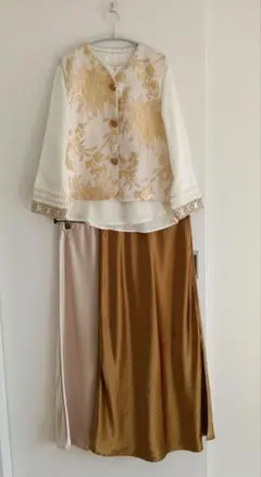 ホワイト/ゴールド 刺繍セットアップ