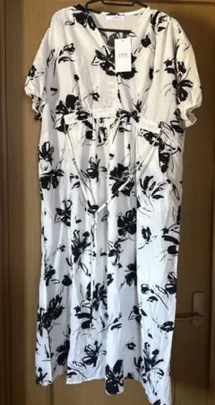 フィフス　新品タグ付き　ワンピース　vネック 花柄　M モノクロ