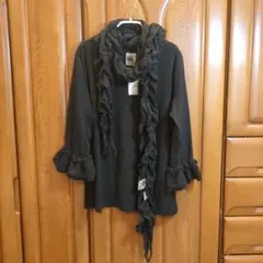 フリル付きブラックチュニック　とシャーリングマフラー