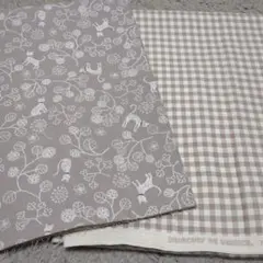 「猫と植物のプリント生地 グレー」と「グレージュのギンガムチェック」2枚セット
