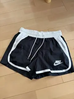 NIKE ショートパンツ ブラック ホワイト Mサイズ　レディース