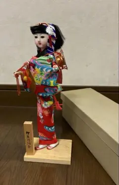 日本の伝統的な人形 扇子付き - メルカリ