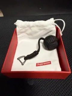 Supreme キーホルダー ブラック(黒)ボックス、ロゴ入り袋付き　新品未使用