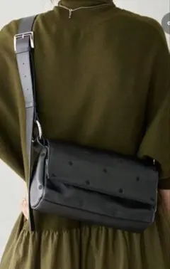 ビアズリー風 ドット柄　ショルダーバッグ ブラック