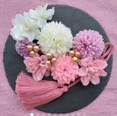 ピンクとラベンダーのピンポンマムとタッセルの可愛らしい髪飾り