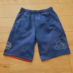 adidas ネイビー 半ズボン　１４０