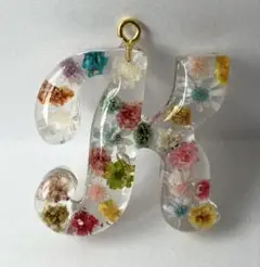 ドライフラワー入りレジンチャーム 'K'