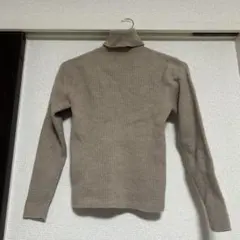 ハイネックニット　トップス　ブラウン