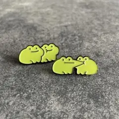 カエル　蛙　両生類　グリーン　ピンバッチ　ピンバッジ　ピンズ　2個セット