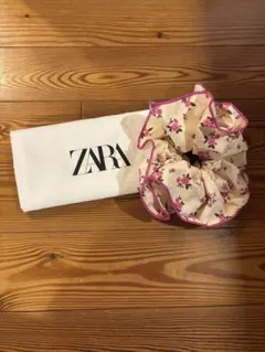 ZARA 花柄シュシュのサムネイル