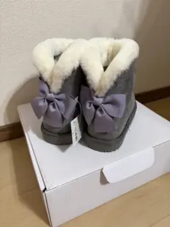 anyFAM エニィファム フェイクムートン リボンブーツ グレー 18