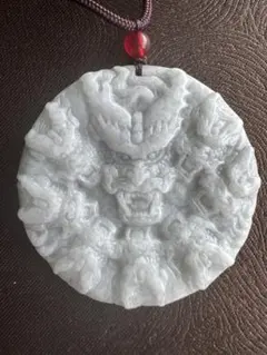 (1682) 天然翡翠Ａジェット　ハンドメイド龍彫刻ペンダントトップ　紐付き