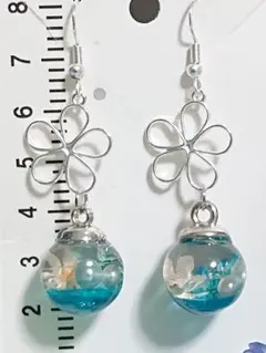 ブルー系、水面にドライフラワーのオルゴナイトまんまるピアス☆彡