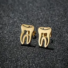 歯デザインゴールドピアス　カジュアル　エレガント　シンプル　個性的　ユニーク