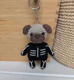 がいこつパグキーホルダー　パグ　ハンドメイド　あみぐるみ