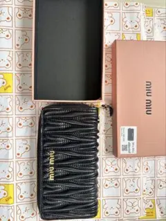 miu miu ミュウミュウ 長財布 ブラック レザー ジップウォレット 箱付きのサムネイル