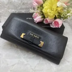 美品✨PRADA ブラック 長財布　金ロゴ　折り財布　黒　リボン　バイカラー