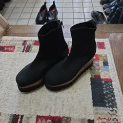 ブラックスエード調ショートブーツ