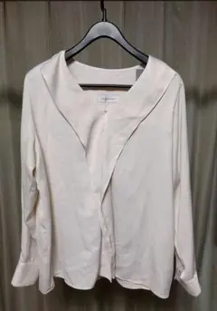 INED クリーム色 長袖シャツ Vネック