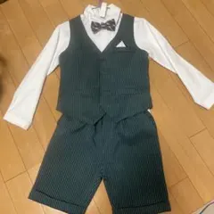 130 男の子 フォーマル4点セット　長袖シャツ、蝶ネクタイ、半ズボン、ベスト