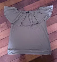 未着用 オフショルダー フリルトップス Lサイズ カーキ色