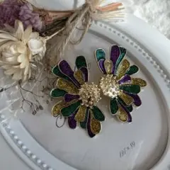 【新色♪】アンティーク調　ハーフフラワーピアス　パープル✖︎グリーン✖︎ゴールド