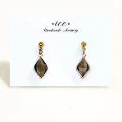 650◆グレーブラウン　ゴールド　菱形　小ぶり　ハンドメイド　ピアス　イヤリング