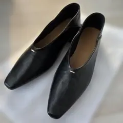 Vカット ゴールドアクセントパンプス ブラックのサムネイル