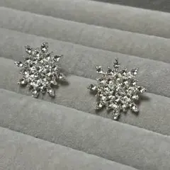 ピアス　雪の結晶　キラキラ　スタッドピアス　未使用