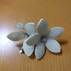 花モチーフ ブローチ ホワイト