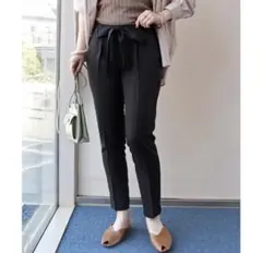 アンドミー きれいめツイル美脚センタープレステーパードパンツ