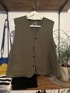 オリーブ色ボタン付きカジュアルベスト