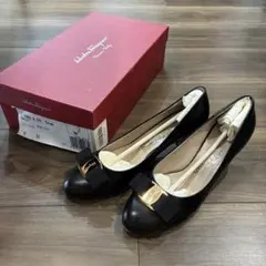 Ferragamo ブラック スエード パンプス 7cm 24 - メルカリ