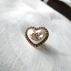 VlNTAGE CHANEL ハート型パール風ブローチピンバッチボタン　ゴールド