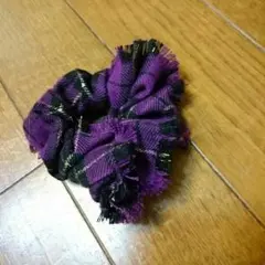 パープルと黒のチェックのシュシュ