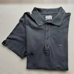 黒のポロシャツ