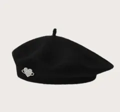 黒いウールベレー帽 ハート装飾付き