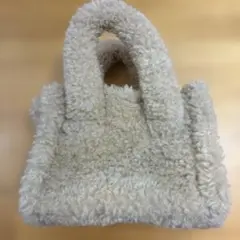 ブランドはGUです。お財布、スマホ、小物がすっぽり入ります。とっても可愛いです！