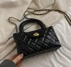 黒いキルティングショルダーバッグ