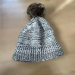 グレー ポンポン付きニット帽