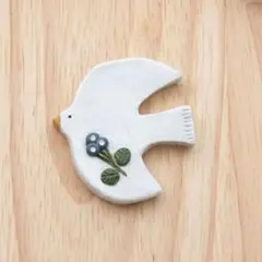 【鳥さんシリーズ】　no.3 白い鳥のブローチ　北欧　ハンドメイド　陶ブローチ