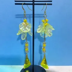 オーロラ花びら ガラスピーズ  キラキラ揺れる  ロングピアスorイヤリング