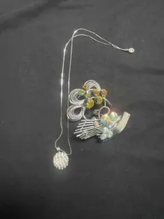 ブローチとネックレスのセット。