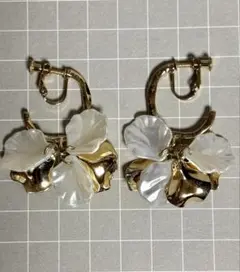 イヤリング【花びら(ゴールド・白)】